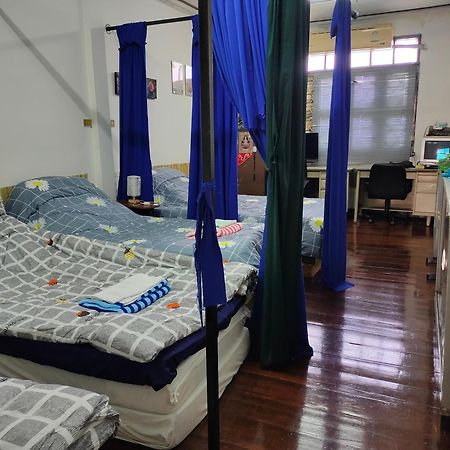 Sip N' Camp Hostel Bangkok Exterior photo